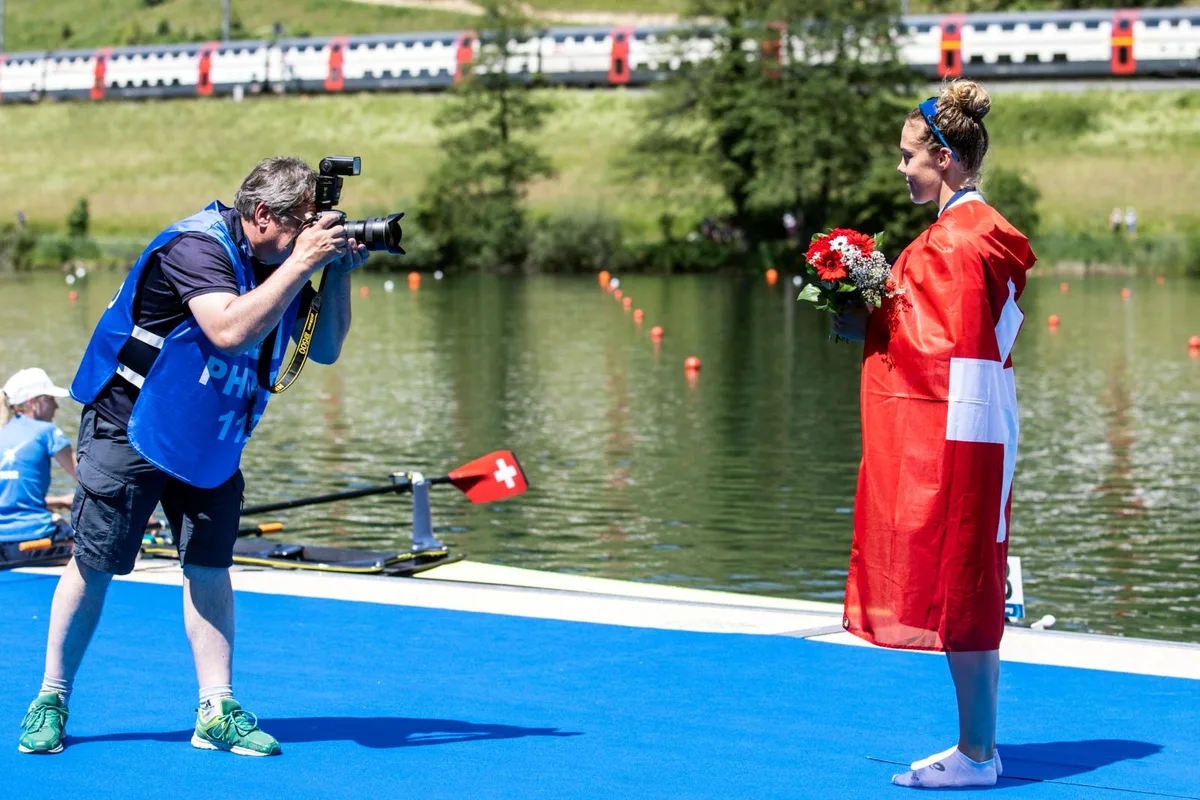adr1494_preview Jeannine Gmelin posiert mit der Silbermedaille., Nicht frustriert, nur geblendet: Gmelin freute sich über Silber., Die Ustermerin trauerte der knapp verpassten Goldmedaille nicht nach.