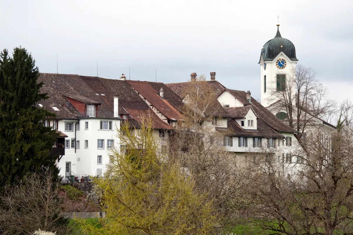 hochzeitskirchen_grueningen_02_preview Die Ausgangslage war gut: Neun Personen kandidierten für die Neubesetzung der reformierten Kirchenpflege Grüningen. , Doch nach der Kirchgemeindeversammlung am Dienstag zogen alle ihre Kandidatur zurück., Sachwalter Max Walter ist nun gefordert, noch bis vor Weihnachten ein neues Team zu finden.