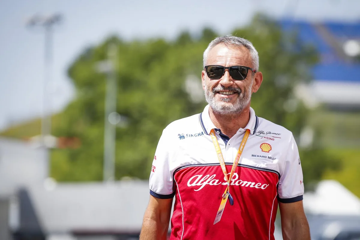 2019%20austrian%20grand%20prix%20-%20thursday%2062_preview Anfangs interessierte er sich nicht für Rennsport: Beat Zehnder kam 1987 zu Sauber – und blieb., Zehnder mit Teamchef Vasseur: «Niemand verkörpert den Geist des Teams so sehr wie Beat», sagt der Franzose.