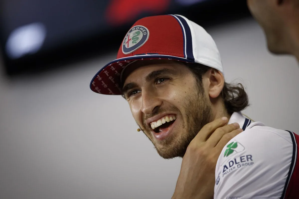 20190711171511359_preview Antonio Giovinazzi ist im Aufwind., In Österreich fuhr der Italiener für das Hinwiler Alfa-Romeo-Team erstmals in die WM-Punkte., Giovinazzi beendete für Italien gleich mehrere Durststrecken., Versprechen eingelöst: Teamchef Frédéric Vasseur schneidet Giovinazzi nach seinem Punktgewinn ein Büschel Haare ab.