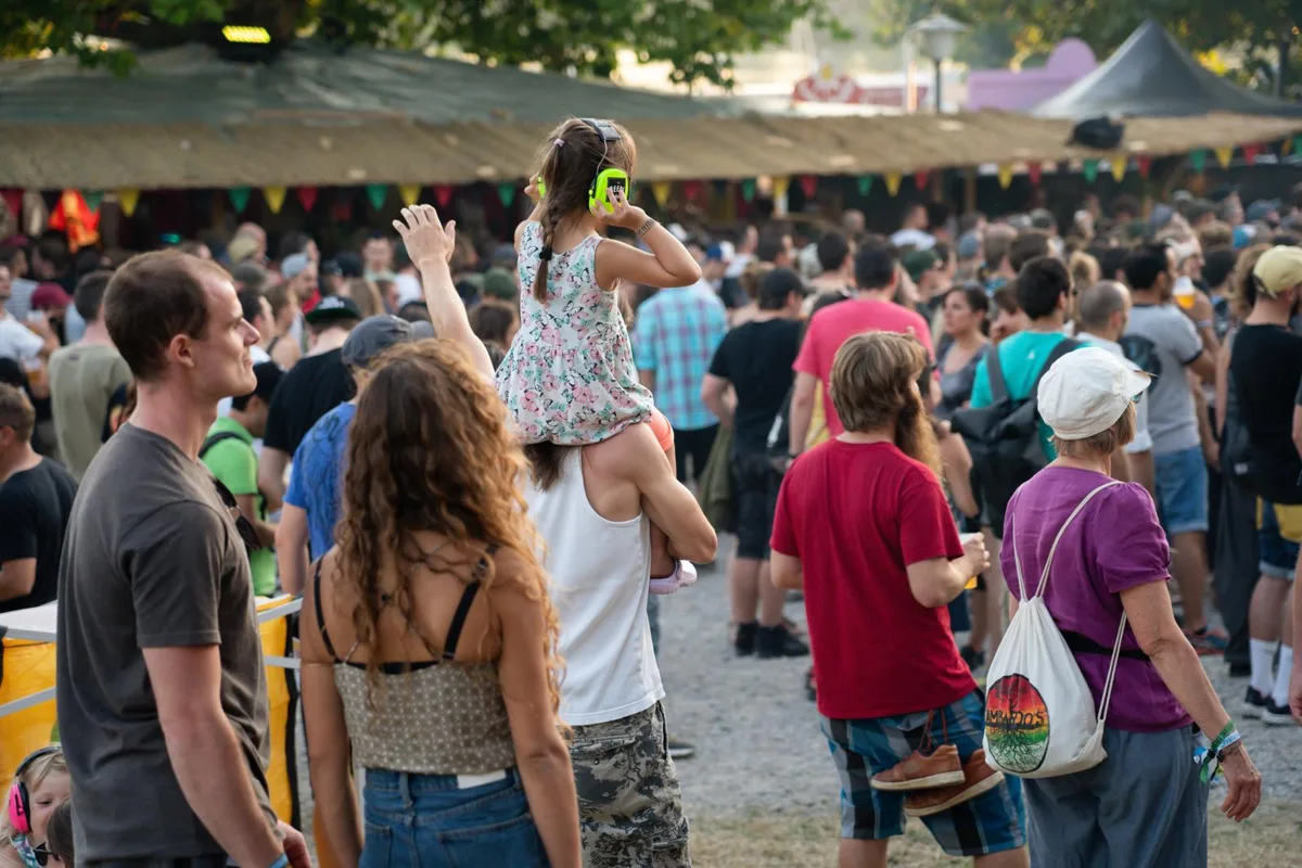 blickpunkt_reeds_festival_19072019-36_preview Das Reeds 2019 ist ein Festival der Rekorde., Musik gab es auch ausserhalb des Festivalgeländes., An der prallen Sonne war es sehr warm., Auch auf der Seestrasse traten Strassenmusiker auf., Das Musikprogramm war sehr breit gehalten., Trotz Besucherandrang blieb noch genug Platz, um sich auf dem Gelände gemütlich niederzulassen. , Mono & Nikitaman rissen das Publikum mit. , Der Publikumsaufmarsch war noch nie so gross wie am diesjährigen Reeds., Unterhaltung gab es auch auf dem Zeltplatz., Musik unter dem Sternendach.