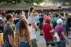 blickpunkt_reeds_festival_19072019-36_preview Das Reeds 2019 ist ein Festival der Rekorde., Musik gab es auch ausserhalb des Festivalgeländes., An der prallen Sonne war es sehr warm., Auch auf der Seestrasse traten Strassenmusiker auf., Das Musikprogramm war sehr breit gehalten., Trotz Besucherandrang blieb noch genug Platz, um sich auf dem Gelände gemütlich niederzulassen. , Mono & Nikitaman rissen das Publikum mit. , Der Publikumsaufmarsch war noch nie so gross wie am diesjährigen Reeds., Unterhaltung gab es auch auf dem Zeltplatz., Musik unter dem Sternendach.