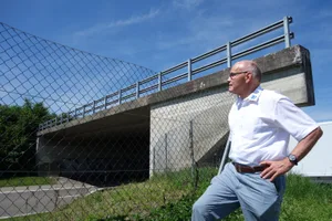 dsc01742_preview Der Wetziker Bauingenieur Jürg Kägi baute 1972 beim Betzholz eine Brücke, die nie benötigt wurde., Links im Bild ist die nie benutzte Brücke beim Betzholzkreisel zu sehen., Die nutzlose Brücke, vor bald 50 Jahren gebaut, dient auch nicht als Mahnmal, findet dessen Erbauer Jürg Kägi., Die ursprüngliche Strecke von Rüti her endet beim Betzholzkreisel im Grünen., Der Betzholzkreisel ist in der Schweiz ein verkehrstechnisches Unikum.