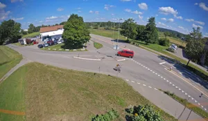 g0046058_preview Die von links kommende Tumigerstrasse führt über den kantonalen Radweg entlang der Zürichstrasse., Pro Velo Zürich ist unzufrieden, dass der Radweg von der Tumigerstrasse «zerschnitten» wird. , Die Stadt Uster soll im Rahmen der Sanierungsarbeiten an der Tumigerstrasse nun auch für den Vortritt auf dem Radweg sorgen., Die Sanierungsarbeiten könnten sich wegen den Einsprachen verzögern.