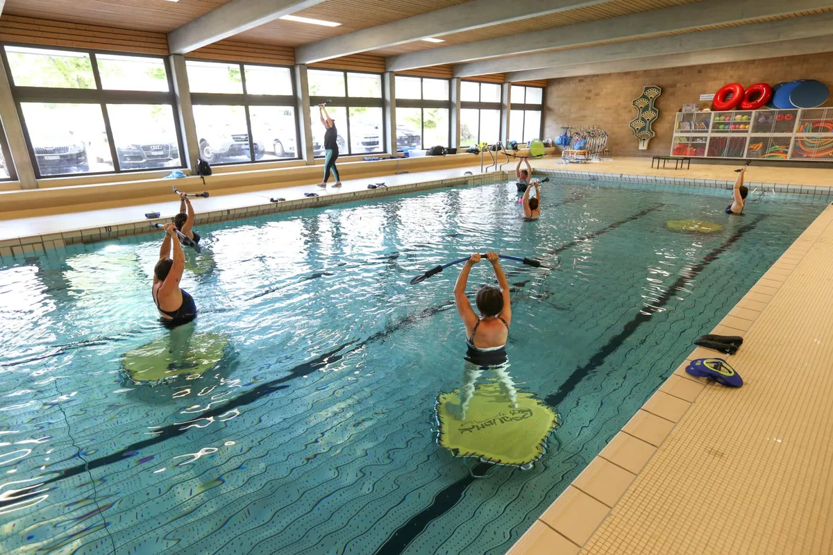 Ein Ganzkörpertraining der anderen Art: Aquacircuit., Talina Steinmetz sprang ins kalte Nass und wagte einen Selbstversuch., Während 45 Minuten gibt die Trainerin Anweisungen, welche Übungen durchgeführt werden., Auf dem Velo, mit einem Paddel und auf dem Trampolin werden unterschiedliche Muskelgruppen trainiert., Egal wie hart man jedoch trainiert: Der Muskelkater bleibt aus., Dies, weil bei einer Übung der Haupt- und Gegenmuskel beansprucht wird.