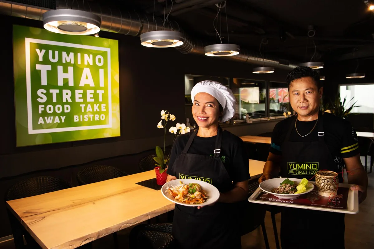 Die Betreiber des Restaurants Yumino führen dieses erst seit einigen Wochen., Das Pad Thai war ungewohnt scharf., Das Rote Curry überzeugte mit den Gewürzen., Das Grüne Curry war zwar gut, aber ein wenig wässrig., Trotz fehlendem Spiegelei bezeichnetet der Kollege sein Pad Krapau mit Basilikum als solide Thai-Kost.