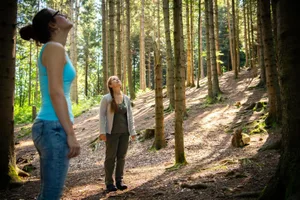 pfaeffikon_23072019_waldbaden_sbo_7_preview «Shinrin Yoku» ist eine japanische Achtsamkeitsübung im Wald, die zu Entspannung führen soll. , Beim «Waldbaden» wird die Umgebung mit allen Sinnen aufgenommen. , Die von den Bäumen ausgestossenen Terpene sollen zudem positiv auf den Körper einwirken., Atemübungen dienen als Vorbereitung auf die Erfahrung.