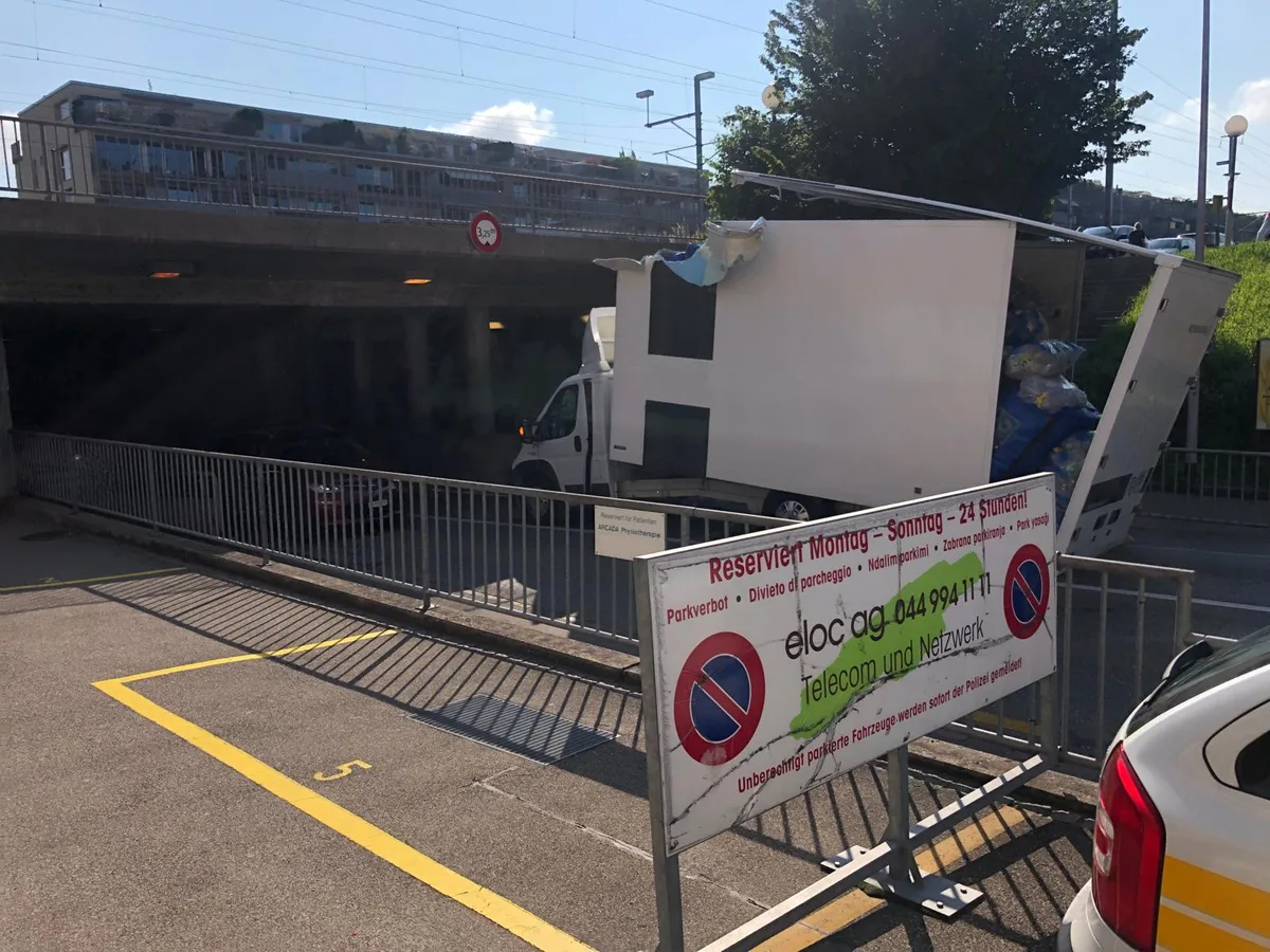 unfall_damstrasse2_preview Der Lastwagenfahrer unterschätzte die Höhe der Unterführung., Am Fahrzeug entstand ein grosser Sachschaden., Es ist nicht der erste Vorfall an der Unterführung bei der Dammstrasse.