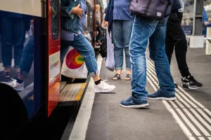uster_09072019_bahnhof_sbo_15_preview Vom Perron direkt in den Zug und umgekehrt. Der Bahnhof Uster ist neu barrierefrei nutzbar., Vor etwas mehr als einem Jahr war das noch nicht möglich. Damals war das Perron zu tief., Allerdings sind die Rampen für Menschen mit Rollstuhl noch immer relativ steil., Ohne Elektromotor im Rollstuhl ist es schwierig dir Rampe hoch zu kommen., Vor dem «Porter House» bleibt Rollstuhlfahrern nur der Weg über den Bahnübergang.