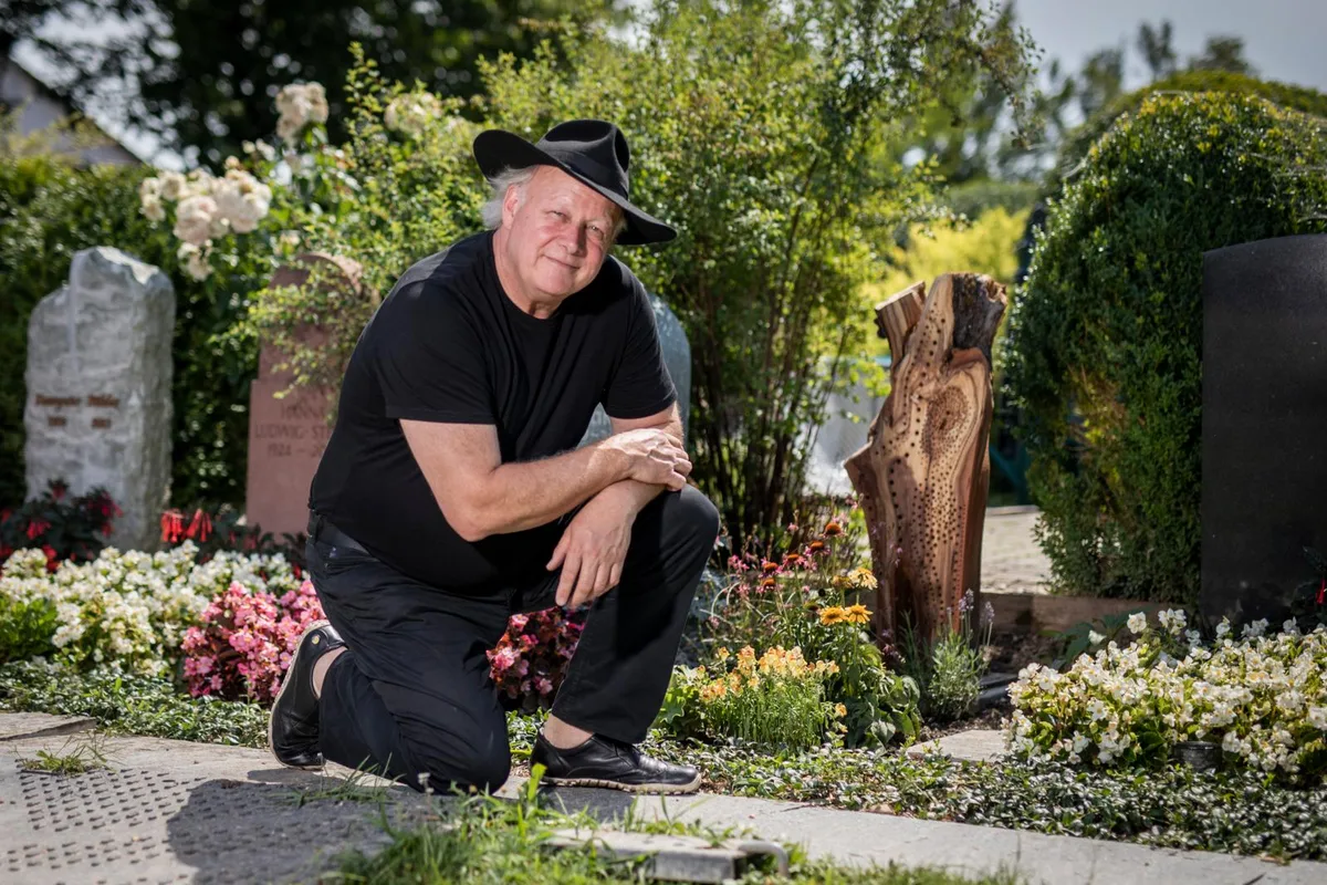 uster_25072019_bienengrab_crm_6_preview Künstler Marcel Plüss und sein Kunstwerk, das als Grabmal dient., Für das Grabmal musste der Künstler wie es bei der Gemeinde bei Grabsteinen üblich ist, eine Bewilligung einholen., Viele Löcher mit unterschiedlichen Durchmessern sollen den Wildbienen ein Zuhause bieten., Gerne hätte Plüss gar ein grösseres Grabmal auf den Friedhof gestellt.