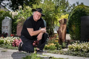 uster_25072019_bienengrab_crm_6_preview Künstler Marcel Plüss und sein Kunstwerk, das als Grabmal dient., Für das Grabmal musste der Künstler wie es bei der Gemeinde bei Grabsteinen üblich ist, eine Bewilligung einholen., Viele Löcher mit unterschiedlichen Durchmessern sollen den Wildbienen ein Zuhause bieten., Gerne hätte Plüss gar ein grösseres Grabmal auf den Friedhof gestellt.