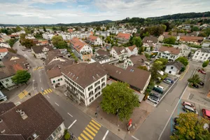 1-4_preview Während zehn Wochen ist die zentrale Kreuzung in Pfäffikon nicht befahrbahr. , Der Durchgangsverkehr wird über die Bahnhofstrasse umgeleitet. , Somit wird es bis Ende Oktober keine Ampel auf Gemeindegebiet geben.