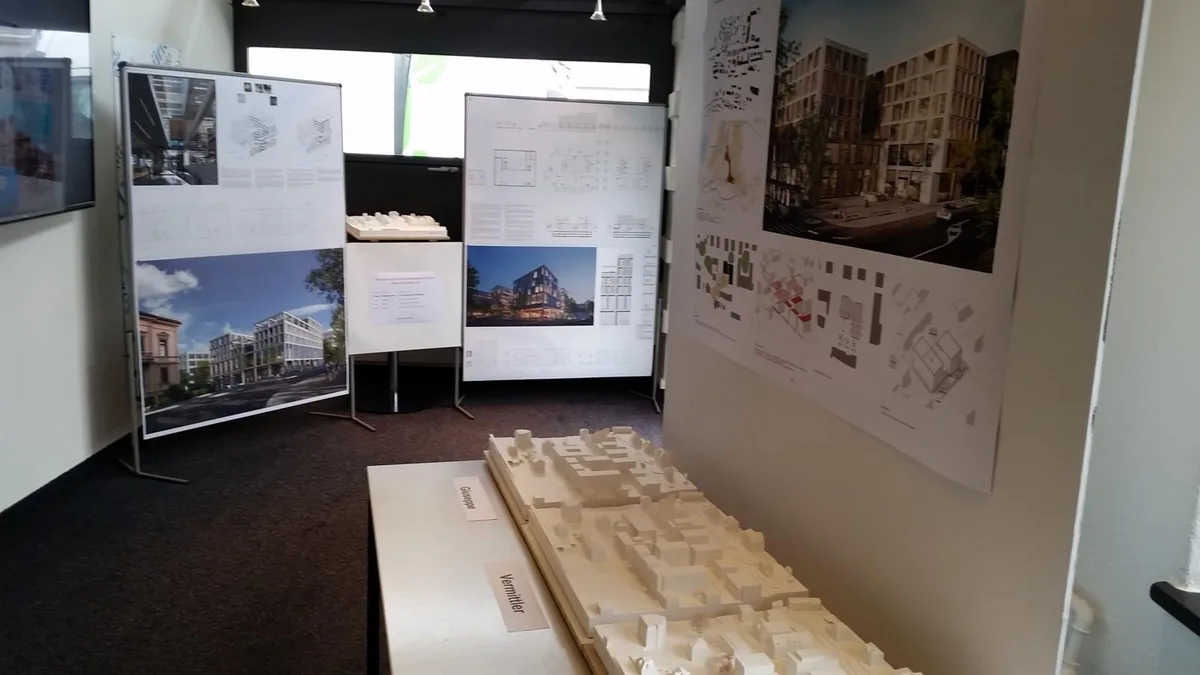 20190823_111036_preview In einer kleinen Ausstellung werden die vier besten Projekte gezeigt., Waren ebenfalls ganz vorne mit dabei: die Projekte «Giuseppe», «Vermittler» und «Allmann»., Im Eingangsbereich des jetzigen Medienhauses wird die Zukunft gezeigt., «Newsstreet One» ging als Sieger aus dem Wettbewerb hervor.