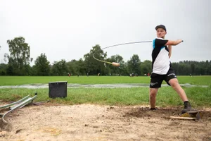 2019_08_10_hornusserfest_gossau_rbo-3_preview Auf dem Bock wird der Nuoss platziert und mit dem Stecken möglichst weit ins Ries geschlagen., Das Ries ist 200 Meter lang. Ist der Nuoss in der Luft, kommt Bewegung in die «abtuende» Mannschaft., Mit geübtem Blick machen die Hornusser den bis zu 300 km/h schnell fliegenden Nuoss in der Luft aus..., ... und strecken ihre Schindel nach ihm aus, um ihn zu stoppen., Der anhaltende Regen ist für die gegnerischen Teams kein Nachteil, denn bei klarem Himmel sieht man den Nuoss viel schlechter. , Gefährlich ist Hornussen nicht – trotzdem wurde vor einigen Jahren eine Helmpflicht eingeführt. , Momentan müssen alle unter 35 Jahren einen Helm tragen. Den Älteren konnte man es nicht nachträglich vorschreiben. , Auch am 17./18. August feiert die Hornussergesellschaft Gossau ihr 100-jähriges Bestehen. Dann mit dem Nordostschweizer Fest.