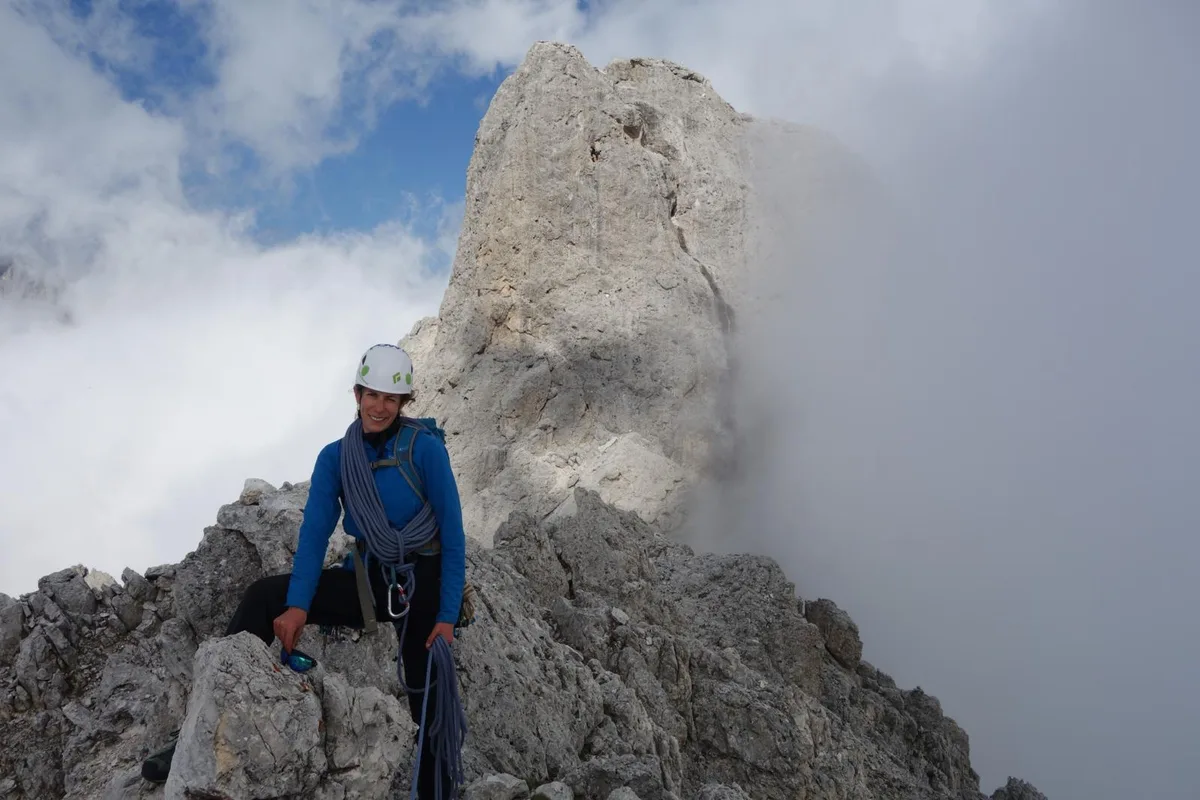 dsc04531_preview Ariane Stäubli auf der Cima della Madonna in den Dolomiten, nachdem sie die berühmte Schleierkante kletterte., Als Bergführerin begleitet sie ihre Kunden auf verschiedenen Routen durch die Berge. , Hier beim Abstieg vom Nadelhorn ..., ... und hier auf dem Gipfel des Vulkans Erciyes in der Türkei., Früh aufstehen gehört zum Beruf: Auf dem Weg zum Eisklettern im Averstal., Dass sie im noch druckfrischen Buch Himmelwärts vorkommt, macht sie «schon ein bisschen stolz»., Die studierte Umweltingenieurin arbeitet nebenbei an der Hochschule Rapperswil.