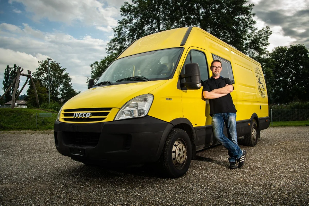 Marco Lucchini erwarb den Transporter von seinem Arbeitgeber., Früher wurden darin Süssigkeiten transportiert, Lucchini machte einen Camper daraus., Der Umbau nahm ein ganzes Jahr in Anspruch., Ein neuer Boden, eine richtige Isolation, Fenster - die Arbeit war Zeitaufwändig., Lucchini wollte einen Ort schaffen, an dem man sich wohlfühlt., Nachdem die Grundausstattung vorhanden war, kümmerte sich Lucchini um die Details., Heute erinnert das Wohnmobil eher an eine Wohnung als einen Camper.