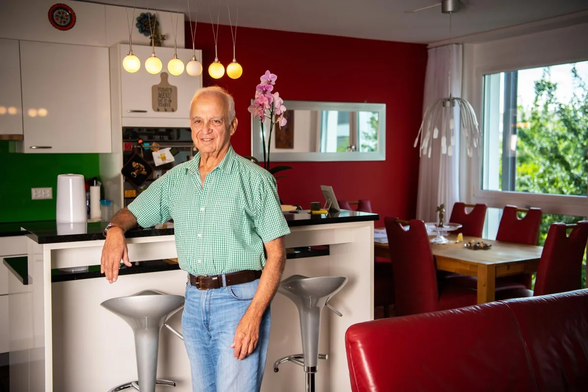 Der Vater des Fehraltorfers Alon Less verhörte nach dem Zweiten Weltkrieg den Massenmörder Adolf Eichmann., Für die Familie Less, hier Mutter Vera, Vater Avner Werner und Sohn Alon, eine einschneidende Lebensveränderung., «Verzeihen ja, vergessen nie» - dieser Grundsatz hat Alon Less von seiner Mutter Vera gelernt.