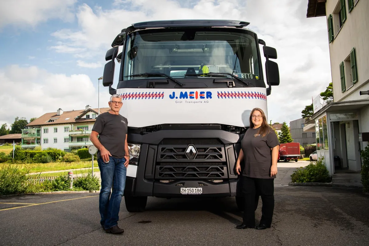 gruet_31072019_jmeiertransporte_sbo_1_preview 50 Jahre Milchtransporte: Monika Meier leitet die J. Meier Grüt Transporte AG (mit im Bild: stv. Geschäftsführer Bruno Bordoni)., Statt aus Aluminium bestehen die Tanks heute aus Chromstahl und sind isoliert., Zu den vordringlichsten Aufgaben gehört für Monika Meier die Suche nach Chauffeuren.