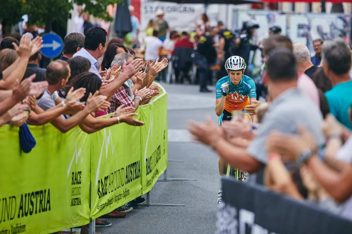 Unter dem Jubel der Zuschauer trifft Nicole Reist beim Race Around Austria im Ziel ein., In etwas mehr als vier Tagen legt die Oberländerin 2200 Kilometer zurück., Auf ihrem Weg meistert Reist Hindernisse wie den Grossglockner., 30'000 Höhenmeter sammelt die Weisslingerin in Österreich insgesamt .