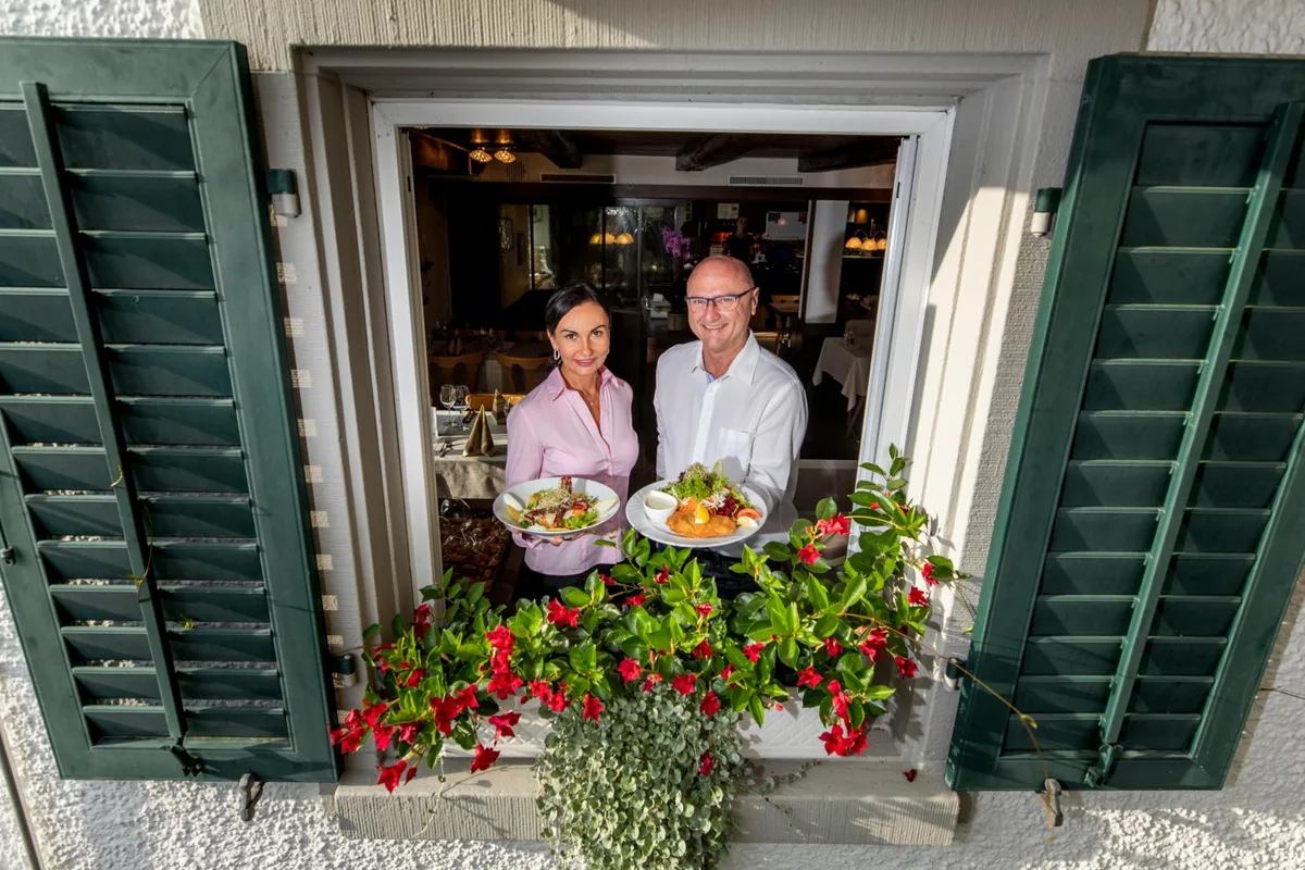 pfaeffikon_28082019_sonne_crm_4_preview Gastgeberin Marina Cetinel und Liegenschaftsbesitzer Peter Näf führen das Ausliker Restaurant Sonne., Hoch im Kurs stehen die Cordon-Bleus in verschiedenen Variationen. , Doch auch leichte Küche und vegetarische Optionen werden angeboten.