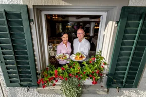 pfaeffikon_28082019_sonne_crm_4_preview Gastgeberin Marina Cetinel und Liegenschaftsbesitzer Peter Näf führen das Ausliker Restaurant Sonne., Hoch im Kurs stehen die Cordon-Bleus in verschiedenen Variationen. , Doch auch leichte Küche und vegetarische Optionen werden angeboten.