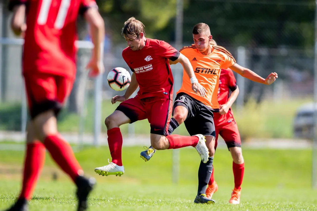 sport_18082019_fussball_crm_01_preview Mönchaltorfs Joel Klauser versucht den Pfäffiker Dario Frevler zu stoppen., Pfäffikons Gino Mächler zieht vor dem Rüter Mirzet Rastoder ab.