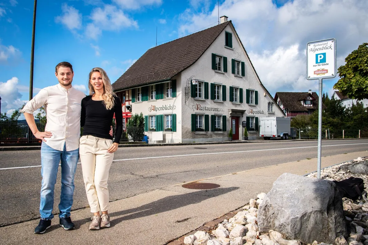 gossau_09092019_restaurantalpenblick_sbo_1_preview Andreas Gschwind und Partnerin Suzana Milijas haben den «Alpenblick» wiedereröffnet., Die beiden Pächter und Miteigentümer Thomas Burri (rechts) freuen sich über das neue Interieur des Restaurants.