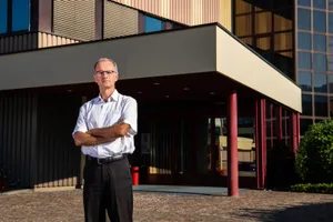 hinwil_04092019_ferag_sbo_3_preview Seit Juni ist Manfred Zurkirch der neue Chef der Ferag AG in Hinwil. Kein leichter Job, denn..., ... das Kerngeschäft mit Fördersystemen in der grafischen Industrie bricht immer mehr weg., Zurkirch muss das Unternehmen sanieren. Dazu gehören auch schmerzhafte Einschnitte wie..., ... die kürzlich angekündigte Entlassung von bis zu 150 Mitarbeitern am Hauptsitz in Hinwil., Aber Zurkirch setzt vor allem auf die Intralogistik als neues Geschäftsfeld, um die Ferag aus den roten Zahlen zu führen.