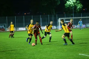 hinwil_17092019_fussball_nag-10_preview Usters Jean Michel Kuelo konnte sich trotz eines Tores nur selten gegen die Wetziker Abwehr durchsetzen.