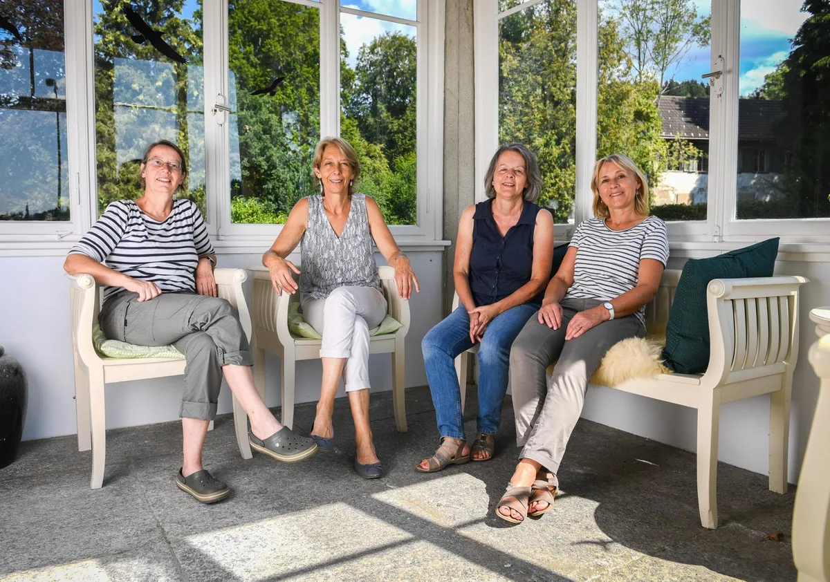 hittnau_15082018_villaluppmenhof_sbo_3_preview Regula Meili, Barbara Meili, Ruth Bretscher und Rosmarie Bosshard (v.l.) haben den Verein Villa Spörri gegründet. , Mit ihrem gemeinnützigen Verein haben sie als Zwischennutzer die Villa wieder belebt. , Bis 2013 wohnten im «Altersheim Luppmenhof» noch Hittnauer Senioren. Danach stand das Haus leer.
