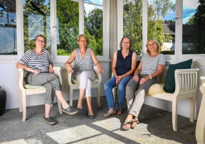 hittnau_15082018_villaluppmenhof_sbo_3_preview Regula Meili, Barbara Meili, Ruth Bretscher und Rosmarie Bosshard (v.l.) haben den Verein Villa Spörri gegründet. , Mit ihrem gemeinnützigen Verein haben sie als Zwischennutzer die Villa wieder belebt. , Bis 2013 wohnten im «Altersheim Luppmenhof» noch Hittnauer Senioren. Danach stand das Haus leer.