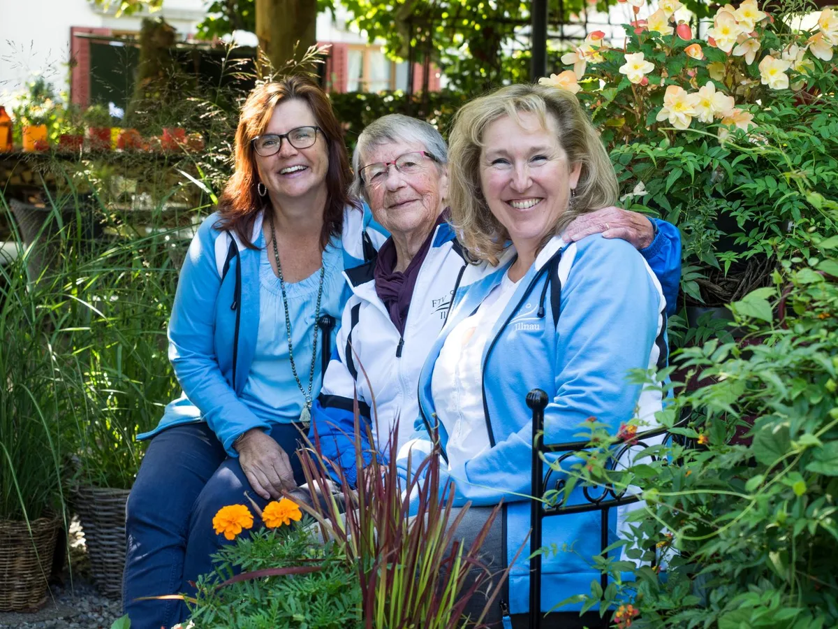 illnau_frauenturnverein_75%20jahre_agy_2_preview Claudia Bienz, Anna Weilenmann und Silvia Mäder schätzen das Turnen und die Geselligkeit beim Frauenturnverein., Aus dem Archiv: Die Mitglieder der Frauenriege Illnau kurz vor dem 50-Jahr-Jubiläum.