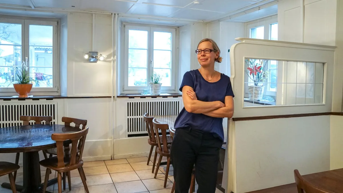 pf%c3%a4ffikon_repair-caf%c3%a9_agy_preview OK-Mitglied Tina Ammann in der Gaststube des ehemaligen Restaurant Schlössli, wo das Repair-Café stattfinden wird.