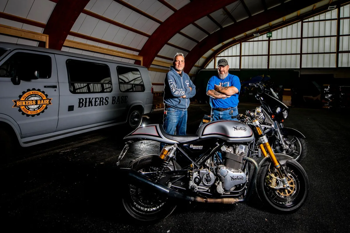 pfaeffikon_07092019_bikerhalle_crm_4_preview Chrigi Kessler (links) und Marco Caviezel bauen die Bikers Base in Pfäffikon auf., Die Pläne der beiden haben in einem kleinen Modell schon Form angenommen., In der Bikers Base wollen sie das «ganze ums Töffahren drumherum» zusammenführen.