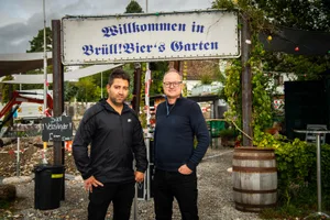 pfaeffikon_26092019_biergarten_sbo_2_preview Paul Buchs (links) und Andreas Brüllmann hoffen, den Biergarten an einem neuen Standort wieder eröffnen zu können.