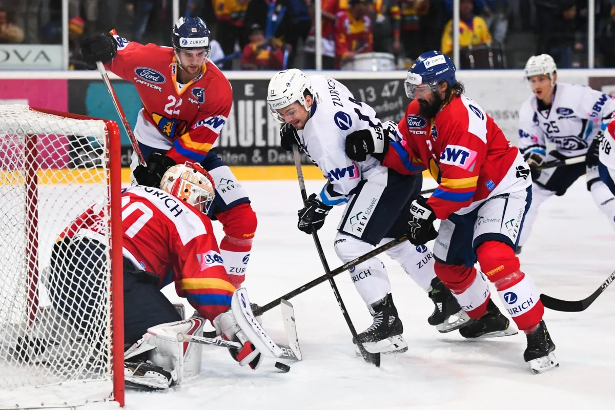 sport_11092019_eishockeyduebendorfambri_dku__1_-1_preview Es hat nicht sein sollen: Obwohl Dübendorf-Goalie Remo Trüb und seine Teamkollegen sich nach Kräften wehren, verloren sie., Die Dübendorfer forderten den grossen Favoriten mehr als diesem lieb sein dürfte., Den Zuschauern im Chreis gefiel das enge Spiel., Die Tessiner waren häufig zu Gast im Dübendorfer Verteidigungsdrittel., Des einen Lust ist des anderen Frust: Ambri bejubelt das 1:0., Ambri-Stürmer Diego Kostner beschäftigt die Dübendorfer Verteidigung., Erst tat sie bockig, jetzt funktioniert sie wieder.