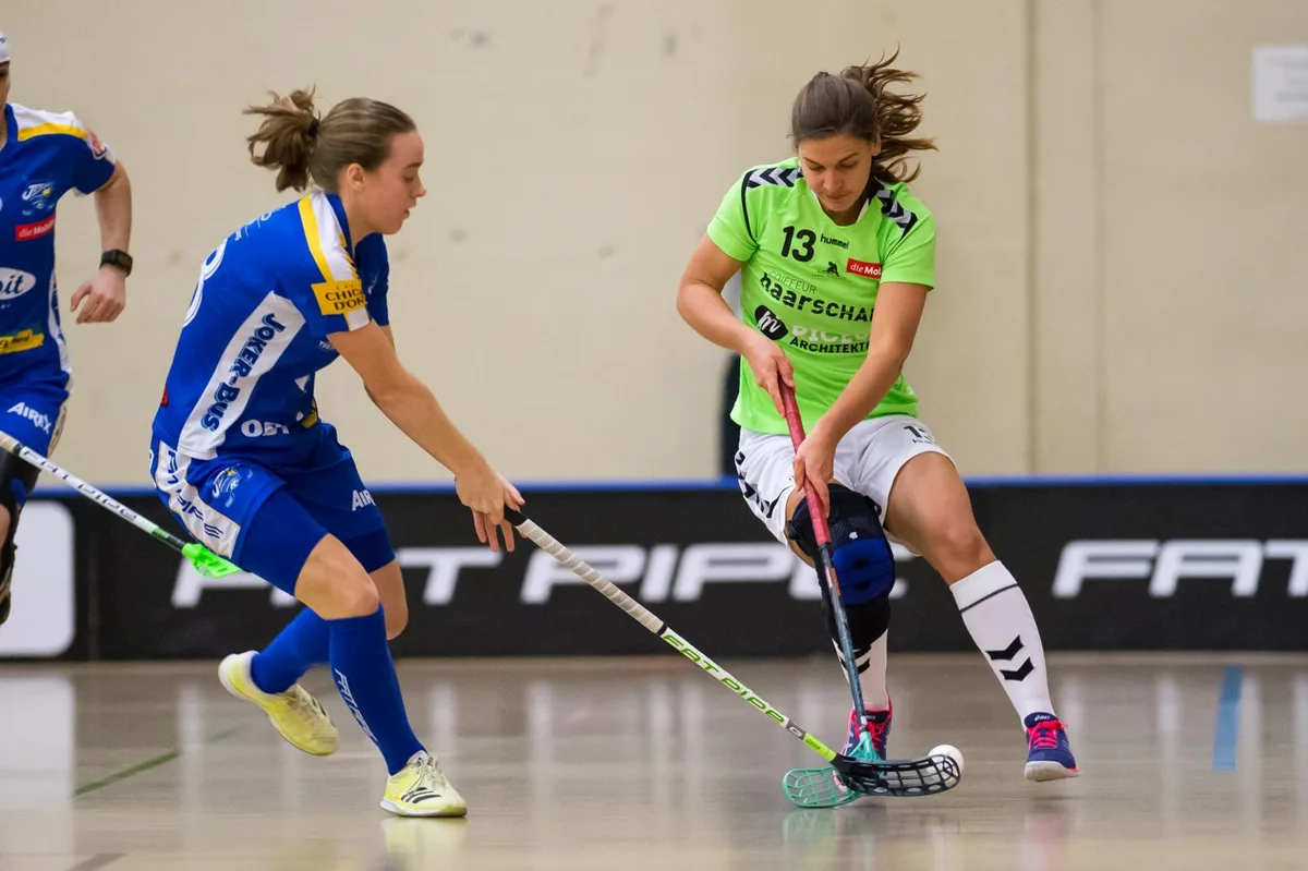 Laupens Rebecca Vontobel gegen Kassandra Luck von Kloten-Bülach., Mit vereinten Kräften und beobachtet von Trainer Yves Kempf gegen das übermächtige Kloten-Bülach.