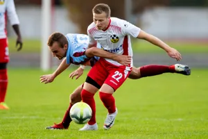 sport_28092019_fussball_crm_07_preview Volktswils Adam Durowicz gegen den Höngger Max Märki., Der Vertrag mit Trainer Alexander Schilling wird nicht verlängert., Wechselt von Dübendorf nach Volketswil: Kevin Hediger (r.).