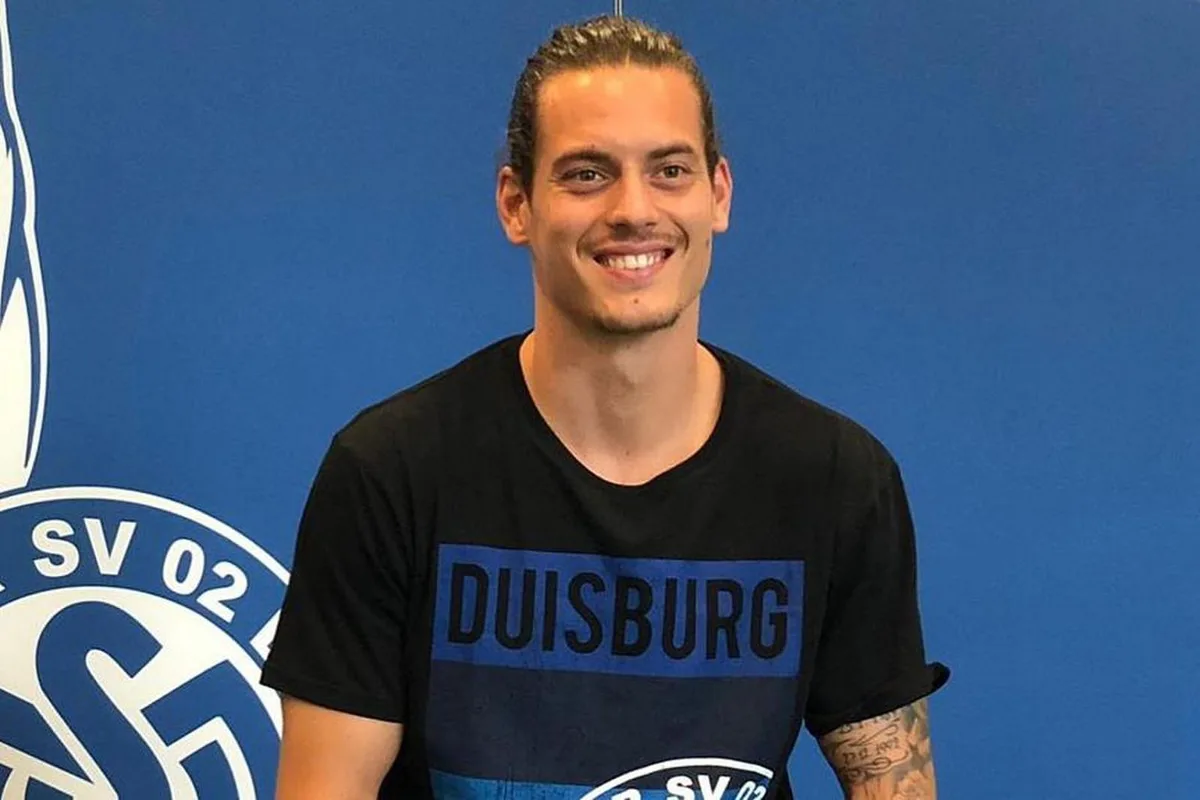 Steve Deana bei der Vorstellung beim MSV Duisburg., Der Wetziker Steven Deana im Trikot des FC Aarau.