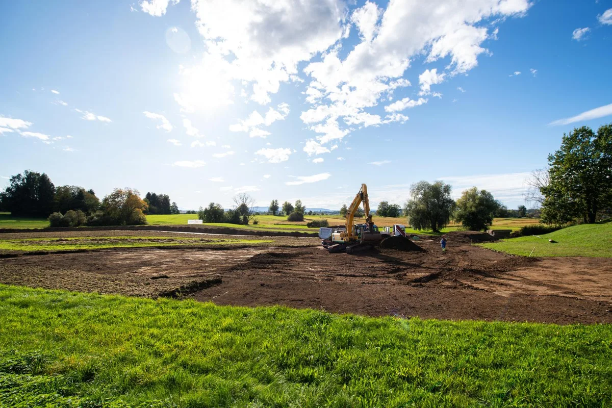 auslikon_01102019_bauarbeitenschmetterlinge_sbo_4_preview_1 Auf rund 37'000 Quadratmetern wertet Pro Natur Zürich den Boden im Riet zwischen Auslikon und Kempten auf. , Damit soll ein besserer Lebensraum für Schmetterlinge geschaffen werden. , Speziell das Blauauge soll sich auf der Fläche neu ansiedeln. , Larissa von Buol ist die Leiterin der Projektes.