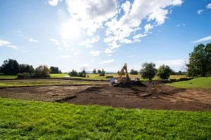 auslikon_01102019_bauarbeitenschmetterlinge_sbo_4_preview_1 Auf rund 37'000 Quadratmetern wertet Pro Natur Zürich den Boden im Riet zwischen Auslikon und Kempten auf. , Damit soll ein besserer Lebensraum für Schmetterlinge geschaffen werden. , Speziell das Blauauge soll sich auf der Fläche neu ansiedeln. , Larissa von Buol ist die Leiterin der Projektes.