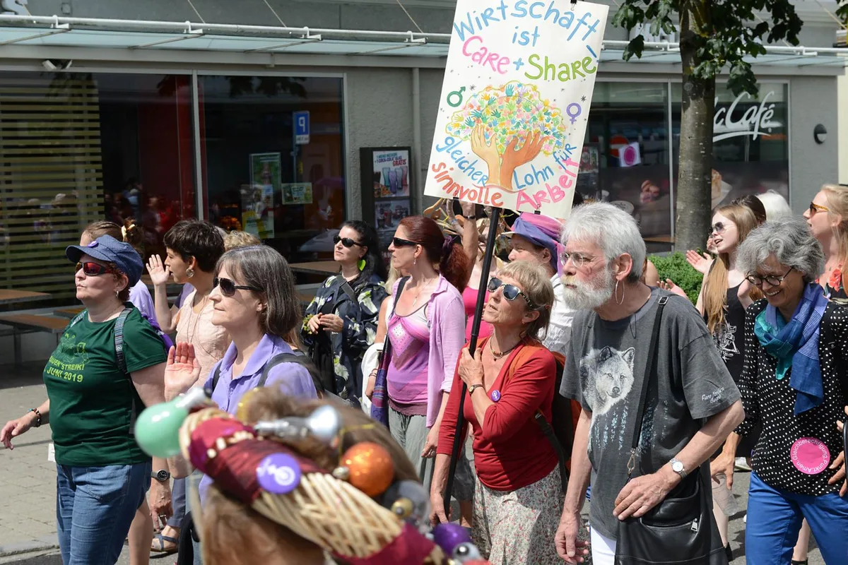 bu-uster_frauenstreik_14062019_jam1_preview «Care and Share» – Am Frauenstreik in Uster wurde auch Lohngleichheit gefordert., Der Ustermer Stadtrat - hier drei der vier Stadträtinnen am Frauenstreiktag - scheinen das Anliegen ernstzunehmen., Der Ustermer Stadtrat will jetzt die Lohngleichheits-Charta unterschreiben.