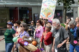 bu-uster_frauenstreik_14062019_jam1_preview «Care and Share» – Am Frauenstreik in Uster wurde auch Lohngleichheit gefordert., Der Ustermer Stadtrat - hier drei der vier Stadträtinnen am Frauenstreiktag - scheinen das Anliegen ernstzunehmen., Der Ustermer Stadtrat will jetzt die Lohngleichheits-Charta unterschreiben.