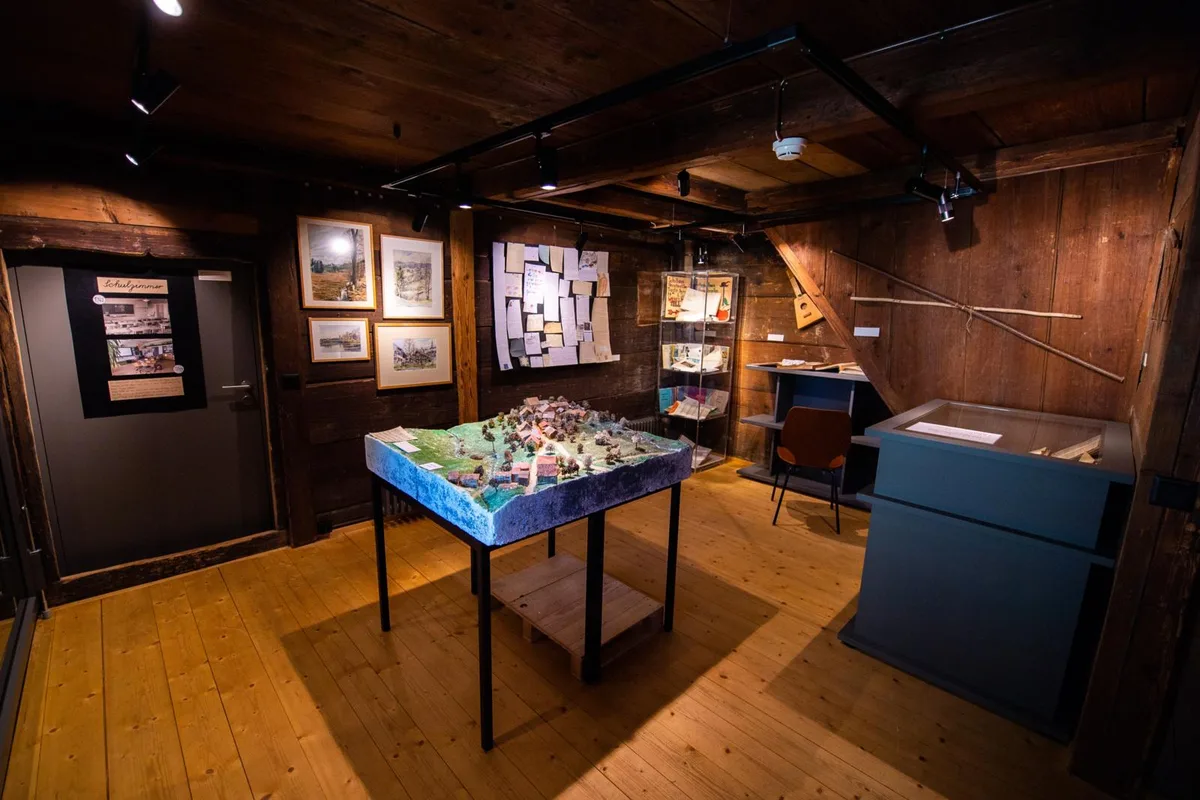gossau_17102019_ausstellungduerstelerhaus_sbo_11_preview Die Ausstellung «Jakob Zollinger - Vom Flarzbueb zum Ehrendoktor» läuft noch bis Ende Jahr im Dürstelerhaus., In drei Räumen kommt man dem Lehrer, Forscher und Maler Jakob Zollinger näher., Zahlreiche Fotos aus seinem Privatarchiv..., ...Briefe, Forschungsergebnisse, Notiz- und.., ...Schulhefte ehemaliger Schüler zeugen von der grossen Sammelwut des Oberländers.