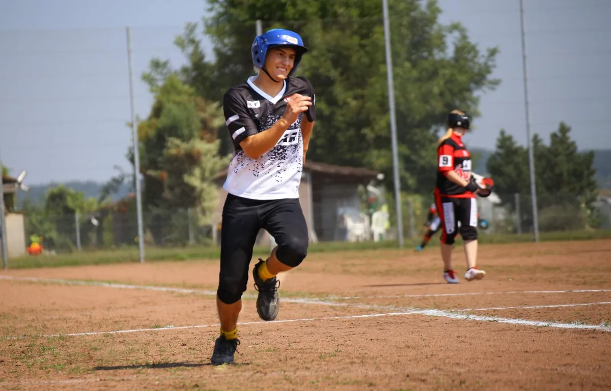 Der Brüttner Henri Rheiner bei einem Run., Beim finnischen Pesäpallo muss der Ball mindestens einen Meter über den Kopf hochgeworfen werden