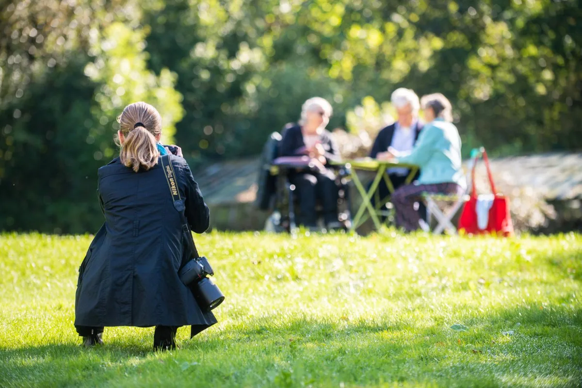hittnau_03102019_seniorenshooting_sbo_4_preview Alle Fotomodelle sind vor dem Shooting für das Hittnauer Alterskonzept noch nie professionell vor einer Fotokamera gestanden. , Doch das Sujet – eine Jassrunde – macht es einfach, sich zu entspannen. , Ein dreiköpfiges Fotografenteam kümmert sich um das Setting. , Lisa Peyer und Rita Flöss-Hoitinga haben sichtlich Spass am Shooting., Nach den Aufnahmen im Luppmenpark geht es in der Villa Spörri weiter. , Dabei wird im Salon ein kleines Studio aufgestellt.