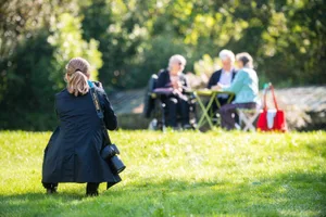 hittnau_03102019_seniorenshooting_sbo_4_preview Alle Fotomodelle sind vor dem Shooting für das Hittnauer Alterskonzept noch nie professionell vor einer Fotokamera gestanden. , Doch das Sujet – eine Jassrunde – macht es einfach, sich zu entspannen. , Ein dreiköpfiges Fotografenteam kümmert sich um das Setting. , Lisa Peyer und Rita Flöss-Hoitinga haben sichtlich Spass am Shooting., Nach den Aufnahmen im Luppmenpark geht es in der Villa Spörri weiter. , Dabei wird im Salon ein kleines Studio aufgestellt.