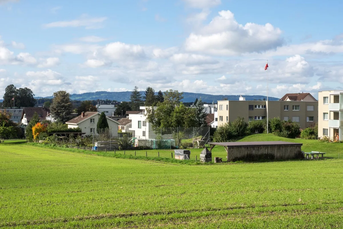 pfaeffikon_baugenossenschaft_baumgartenstrasse_agy_preview Anstelle von Fussballplatz und Schrebergärten sollen künftig Wohnhäuser das Bild der Siedlung prägen.