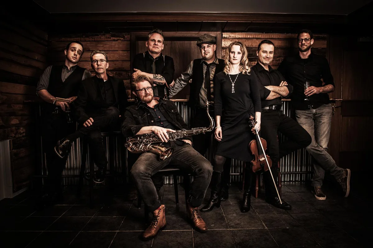 pfaeffikon_panikhertz_kaestner_pd_1_preview «Panikhertz» um Bandleader Thomas Mäusli (stehend, Dritter von links) widmet ihre diesjährige Konzerttour Erich Kästner.