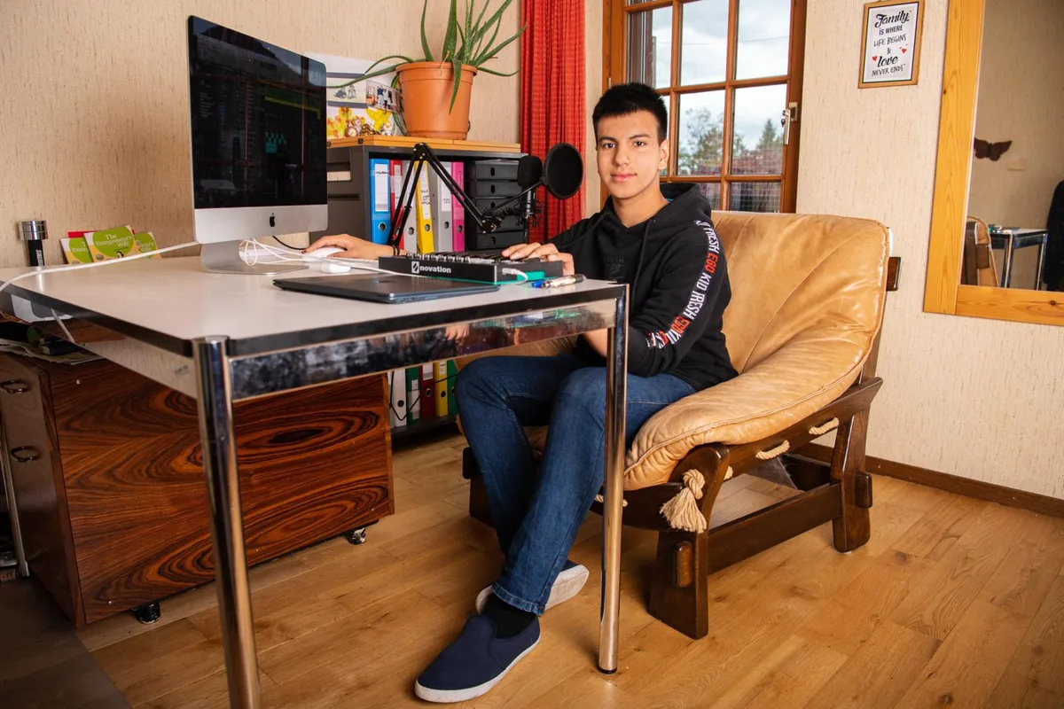 russikon_18102019_songwriter_sbo_5_preview Aakash Sethi aus Russikon möchte als Musikproduzent Erfolg haben., Der 15-Jährige spielt Klavier, nimmt aber Alltagsgeräusche auf für seine Lieder., Sein erstes Lied produzierte der Russiker nur wegen einer Challenge, die ihm von seinem Vater gestellt wurde.